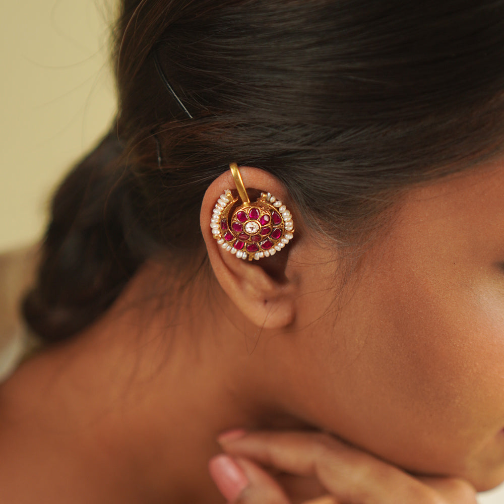 Boho elegance! Aashka Bugadi: Gold-plated floral motifs, kundans, and pearls blend vintage charm with a contemporary flair.