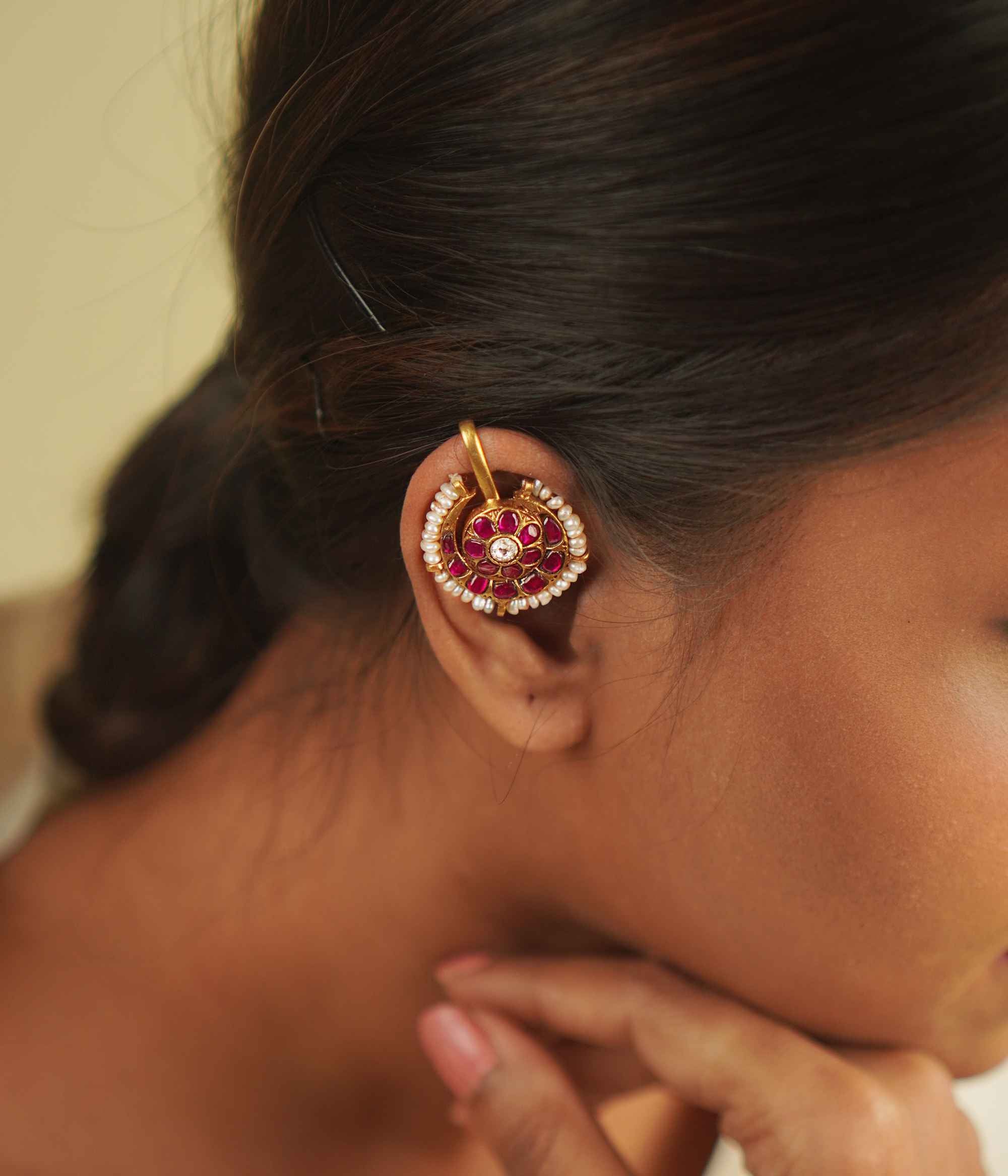Boho elegance! Aashka Bugadi: Gold-plated floral motifs, kundans, and pearls blend vintage charm with a contemporary flair.