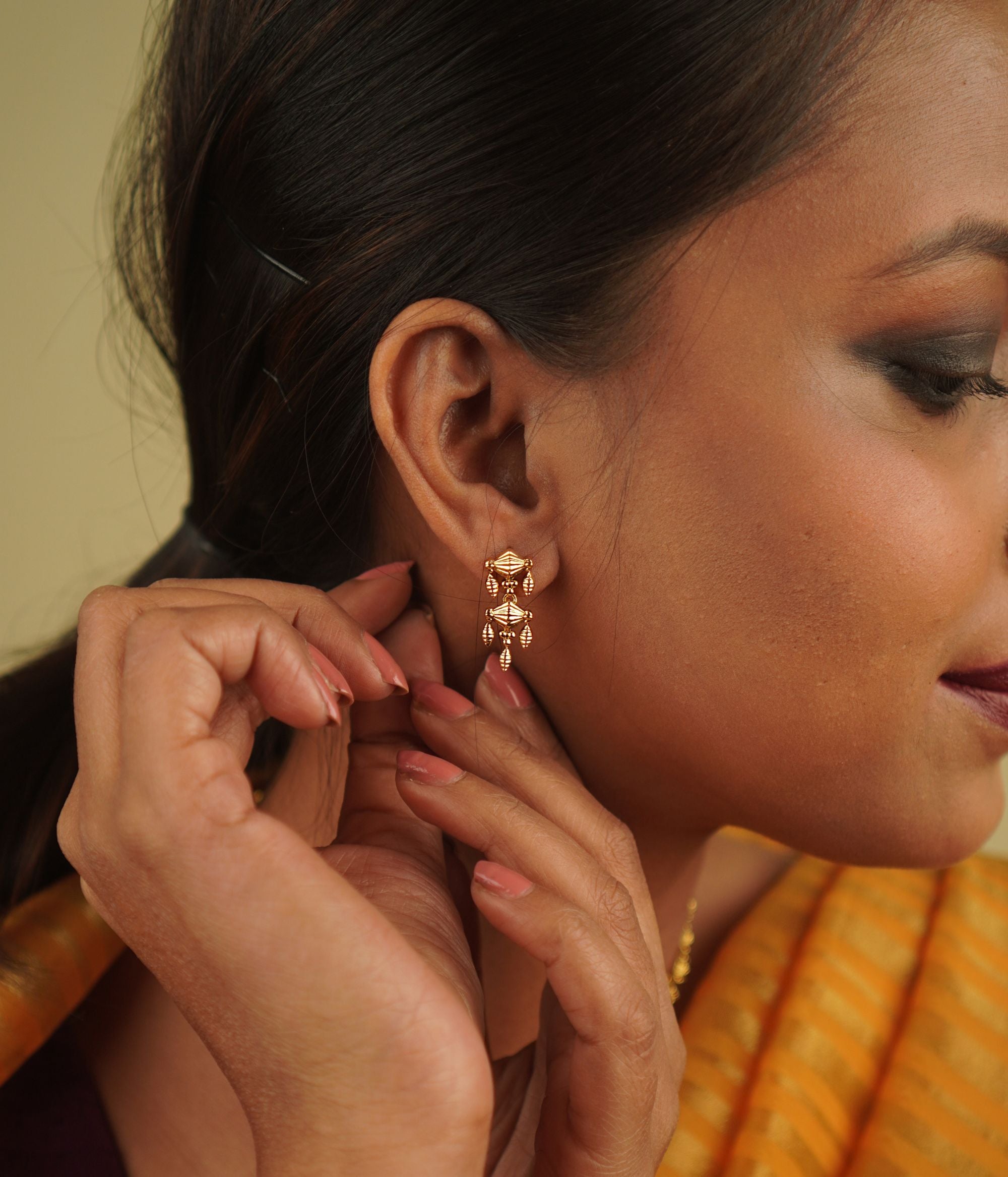 The Ukti earrings beautifully fuse vintage charm with contemporary elegance, making them the perfect accessory for everything from bustling market strolls to relaxed coffee shop outings.