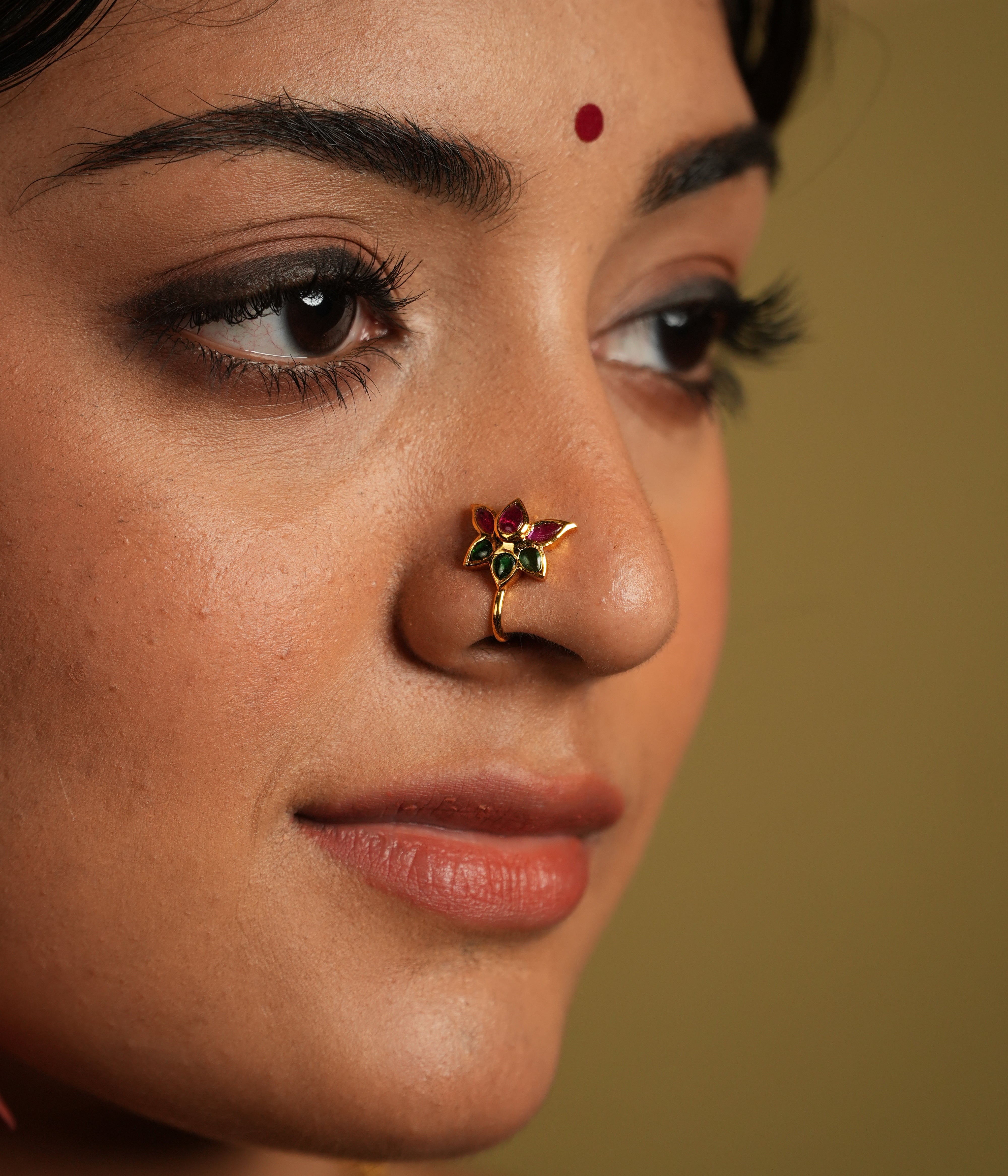 Accented with a delicate pink Kundan center, it adds a soft pop of color and radiance. Crafted from 925 silver, this nose stud offers a refined yet understated design that beautifully captures the essence of nature’s purity and beauty.