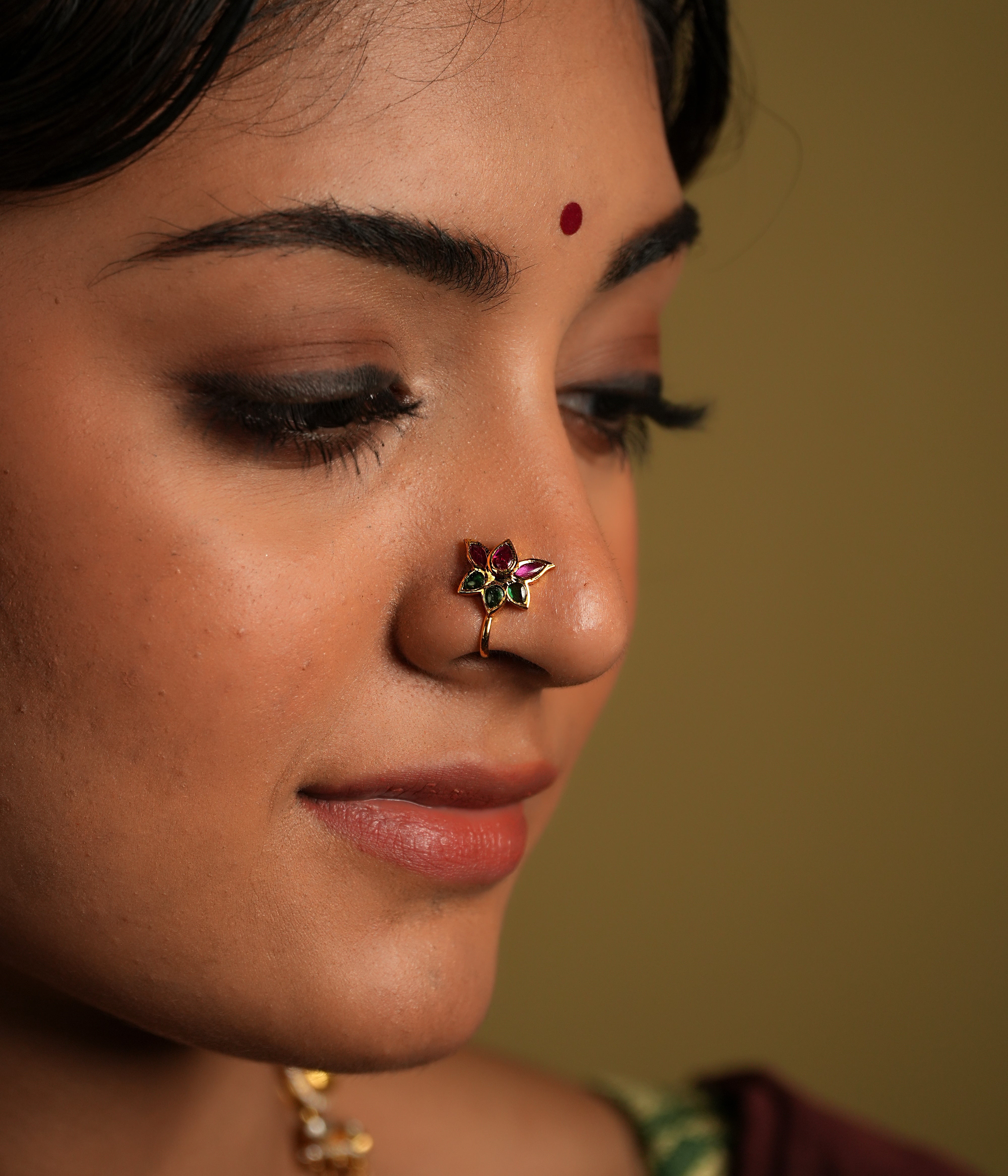 Accented with a delicate pink Kundan center, it adds a soft pop of color and radiance. Crafted from 925 silver, this nose stud offers a refined yet understated design that beautifully captures the essence of nature’s purity and beauty.