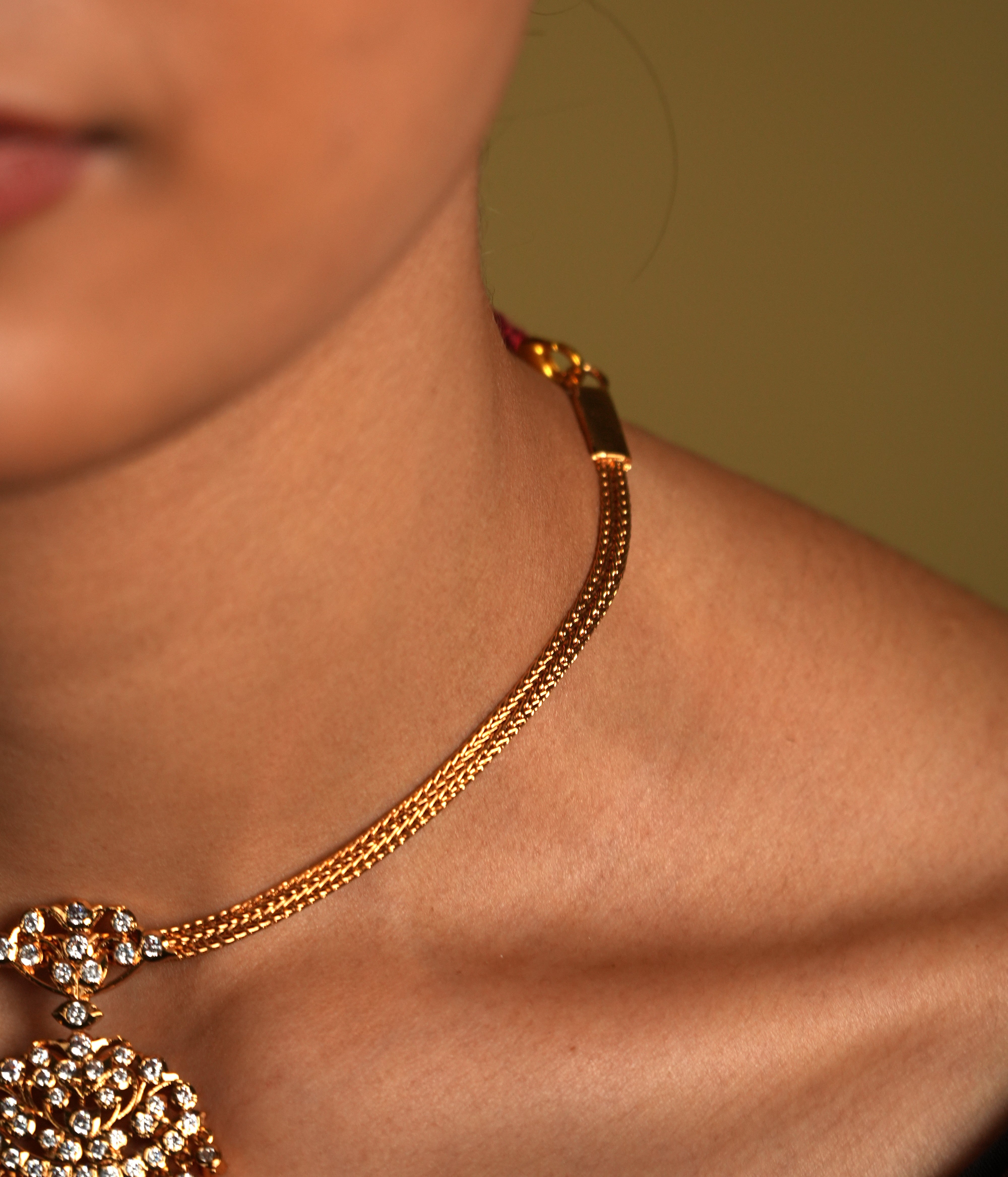 Crafted from high-quality 925 sterling silver and elegantly gold-plated, this choker features a traditional Chettinad pendant that embodies vintage sophistication. The gold plating gives the piece a luxurious glow, while the intricate details of the pendant reflect the rich heritage of Chettinad craftsmanship.