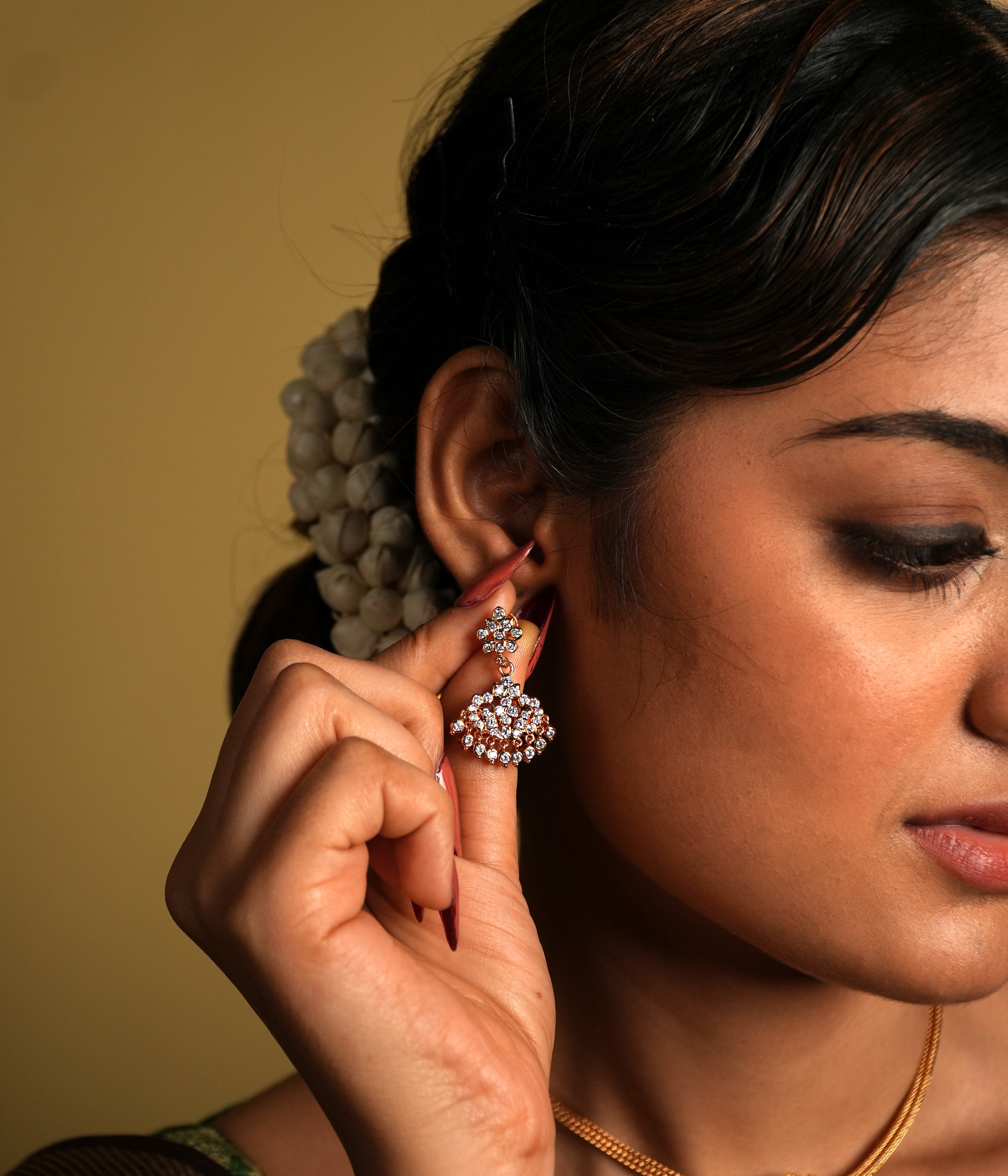 These traditional drop earrings, crafted from 925 sterling silver and elegantly gold-plated, showcase the fiery brilliance of Swarovski crystals. The sparkling Swarovski stones, known for their dazzling clarity and radiance, add a touch of modern glamour to the vintage-inspired design.