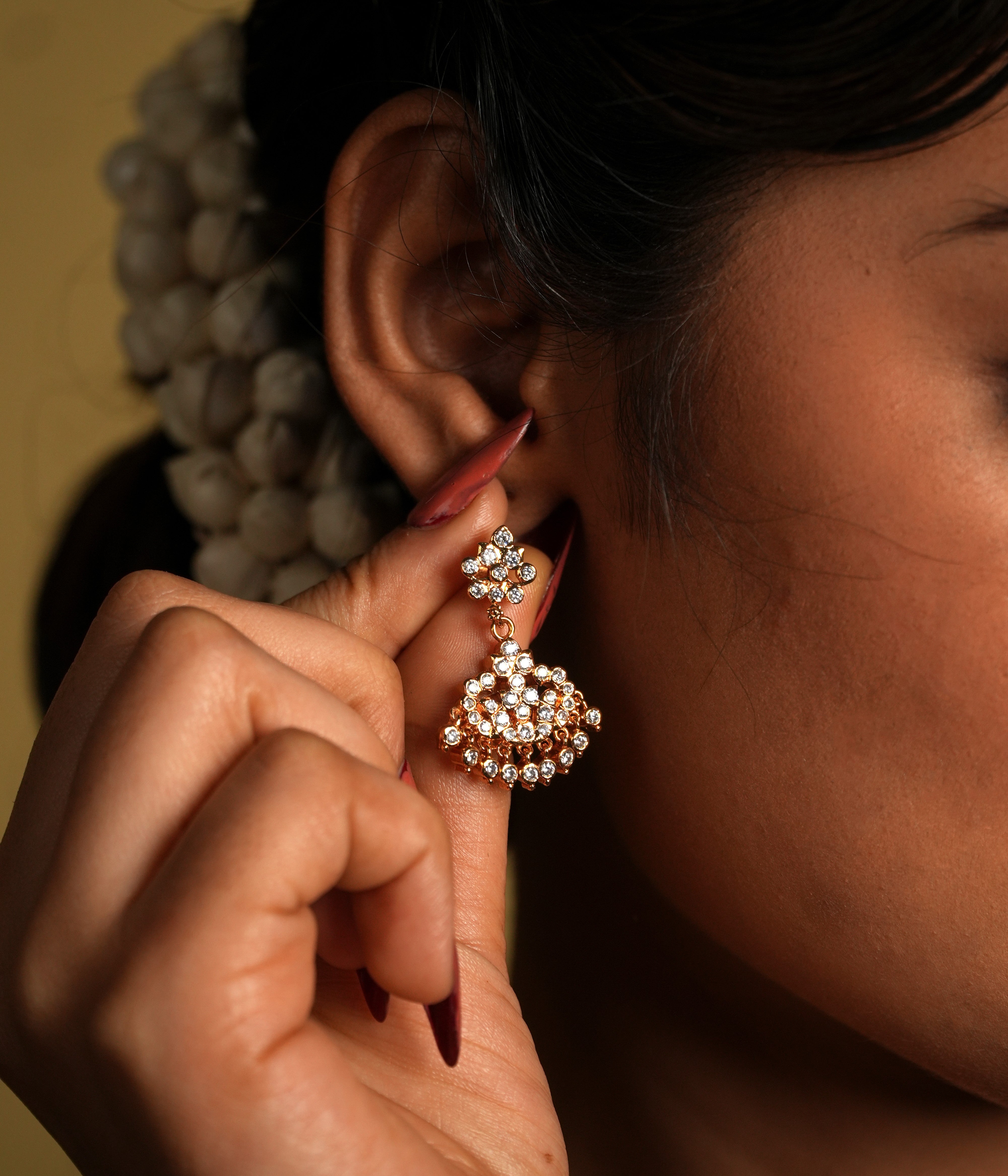 These traditional drop earrings, crafted from 925 sterling silver and elegantly gold-plated, showcase the fiery brilliance of Swarovski crystals. The sparkling Swarovski stones, known for their dazzling clarity and radiance, add a touch of modern glamour to the vintage-inspired design.