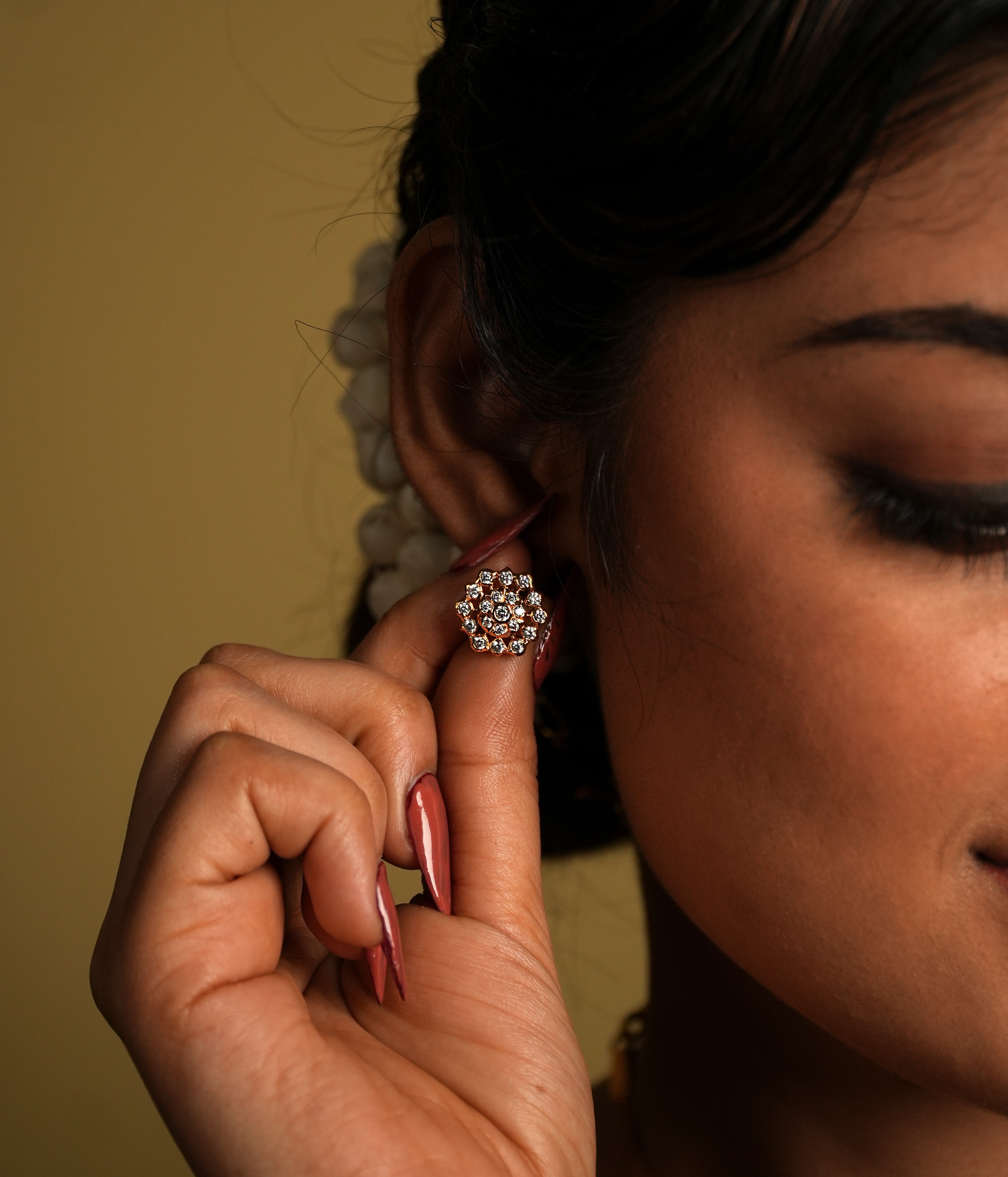 This traditional ear stud, crafted from 925 sterling silver, features a delicate floral motif that radiates timeless charm. Adorned with Swarovski crystals, it shines with an inner light that captures attention with its brilliant sparkle.