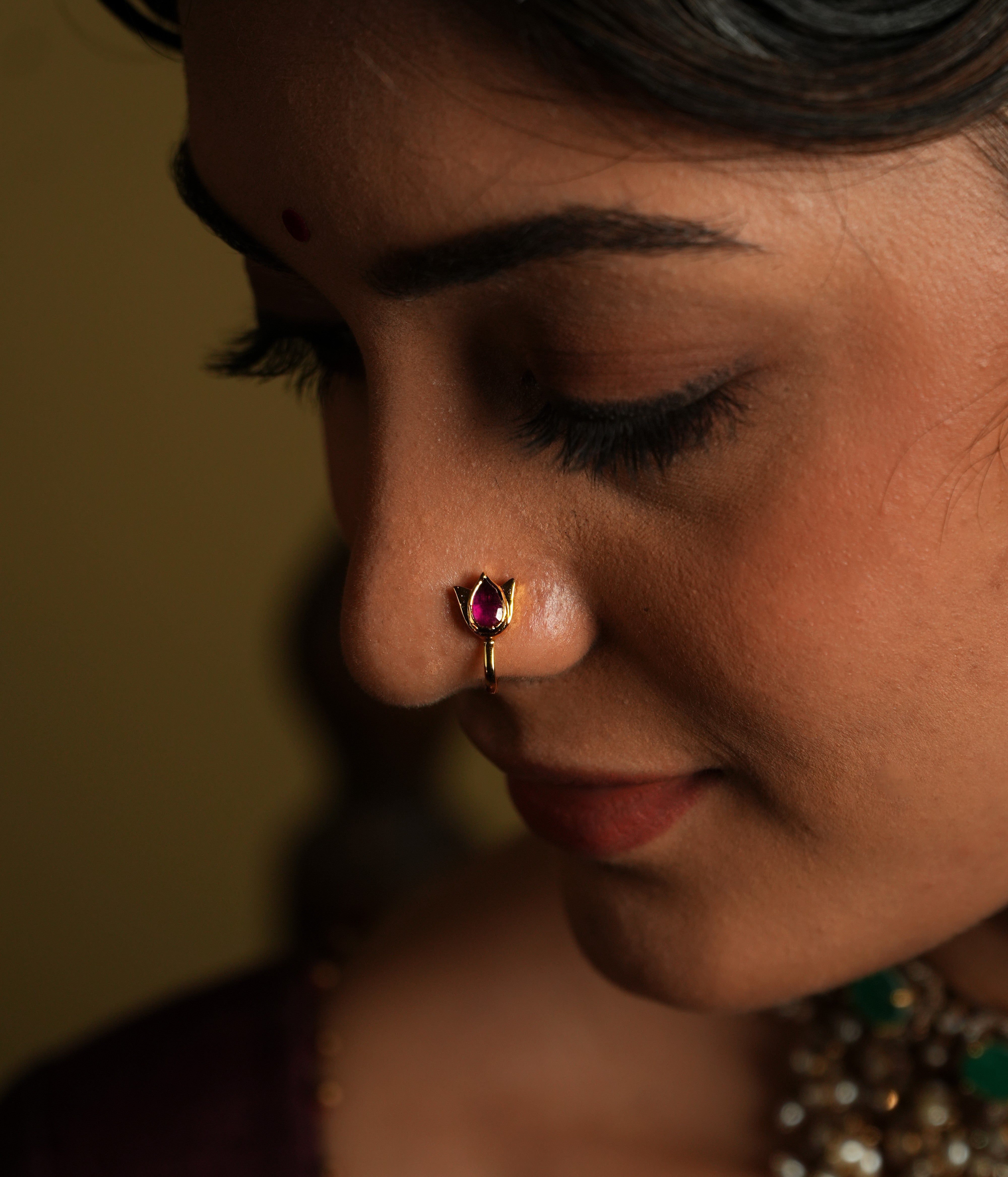 Accented with a delicate pink Kundan center, it adds a soft pop of color and radiance. Crafted from 925 silver, this nose stud offers a refined yet understated design that beautifully captures the essence of nature’s purity and beauty.