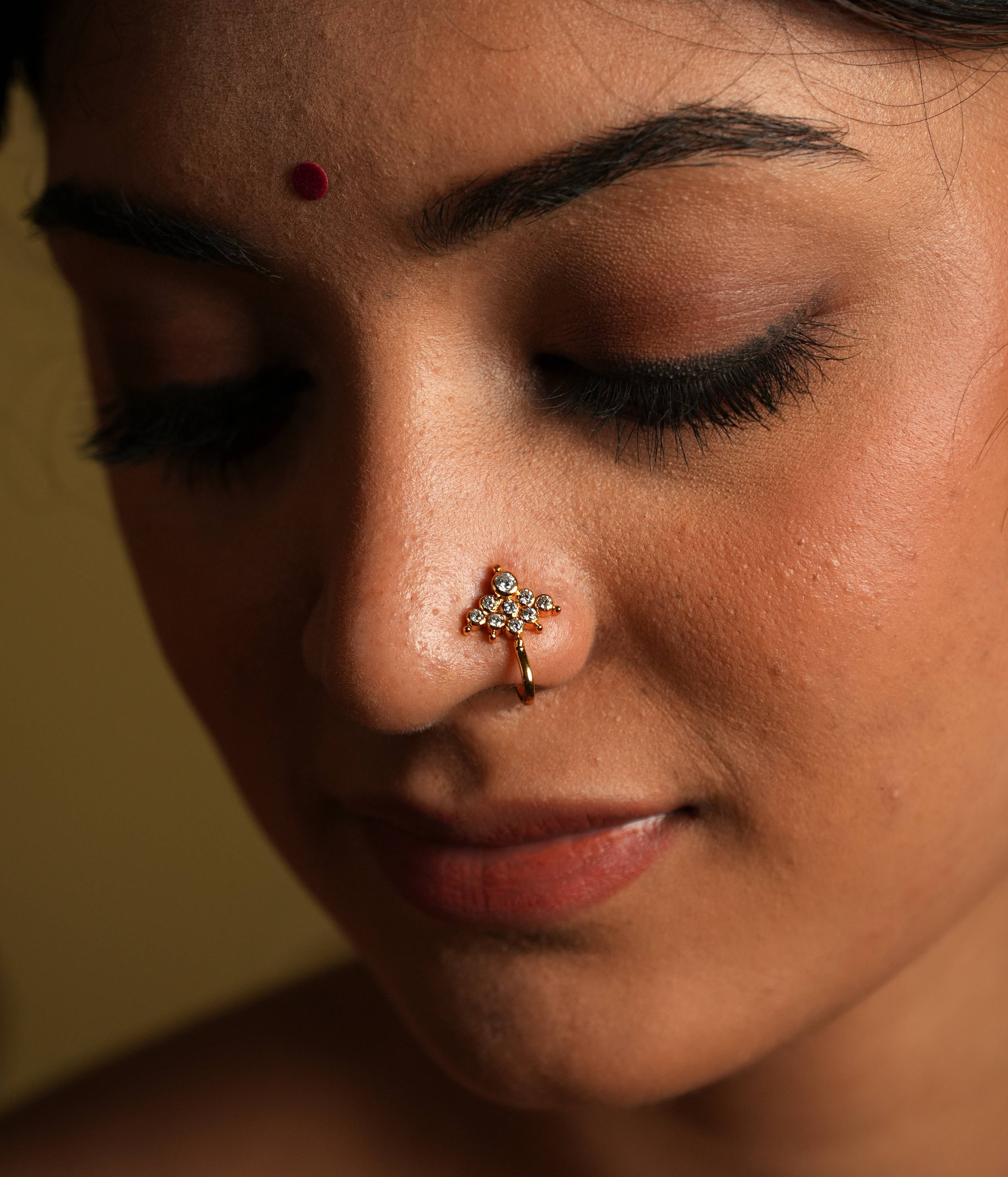 92.5 silver gold plated This minimal nose stud shines with modern elegance,
featuring moissanite set in geometric fashion. Inspired by vintage Chettinad stone setting, it
evokes the rich heritage of Indian craftsmanship. A tiny, timeless treasure that adds a touch
of subtle sophistication.