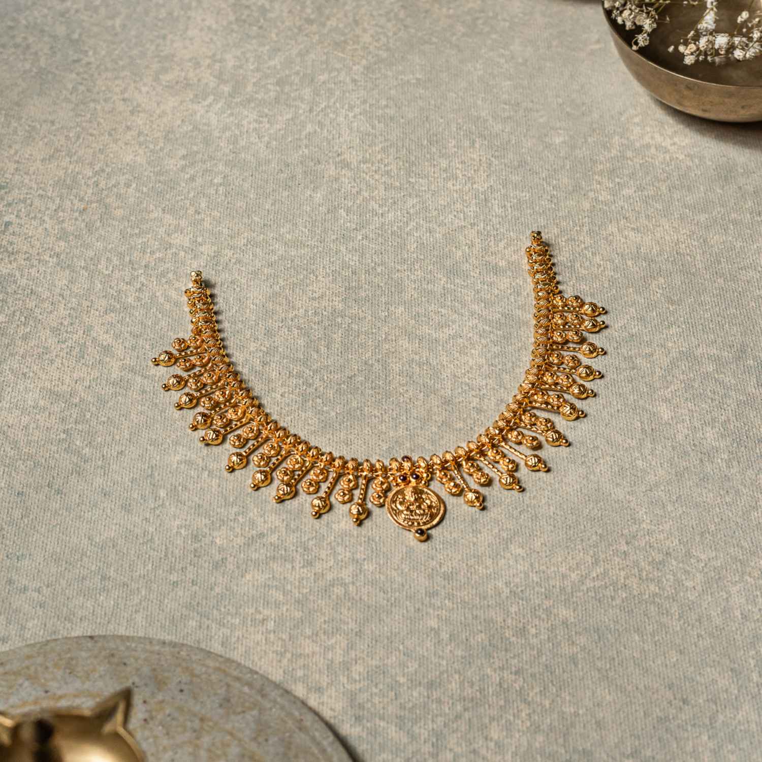 Donuu Malli Moggu Necklace