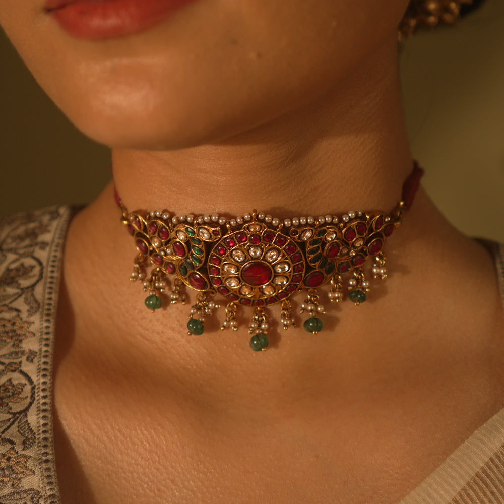 Minimalist choker with pink and green Kundan and pearls—elegant and serene, perfect for soft statements.