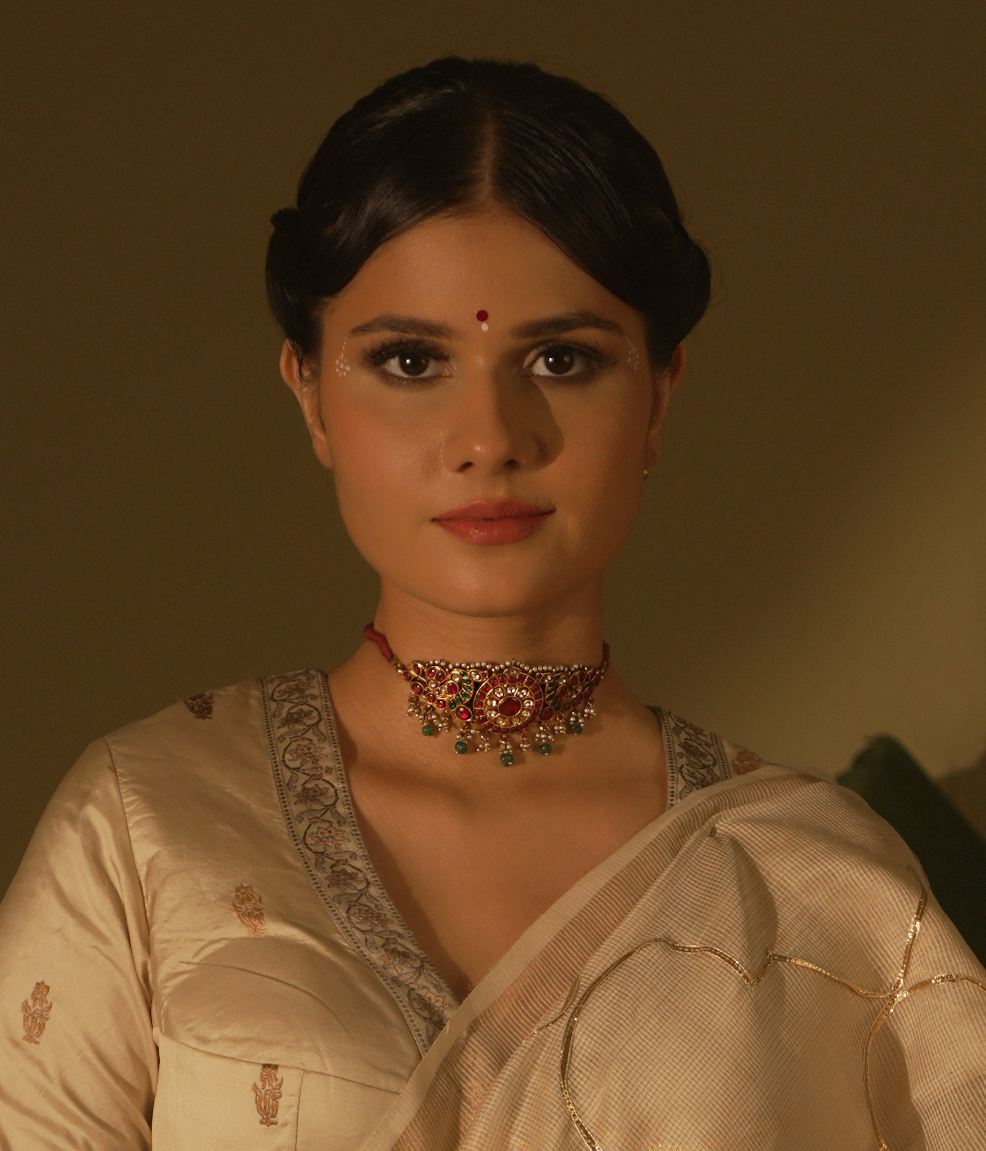 Minimalist choker with pink and green Kundan and pearls—elegant and serene, perfect for soft statements.