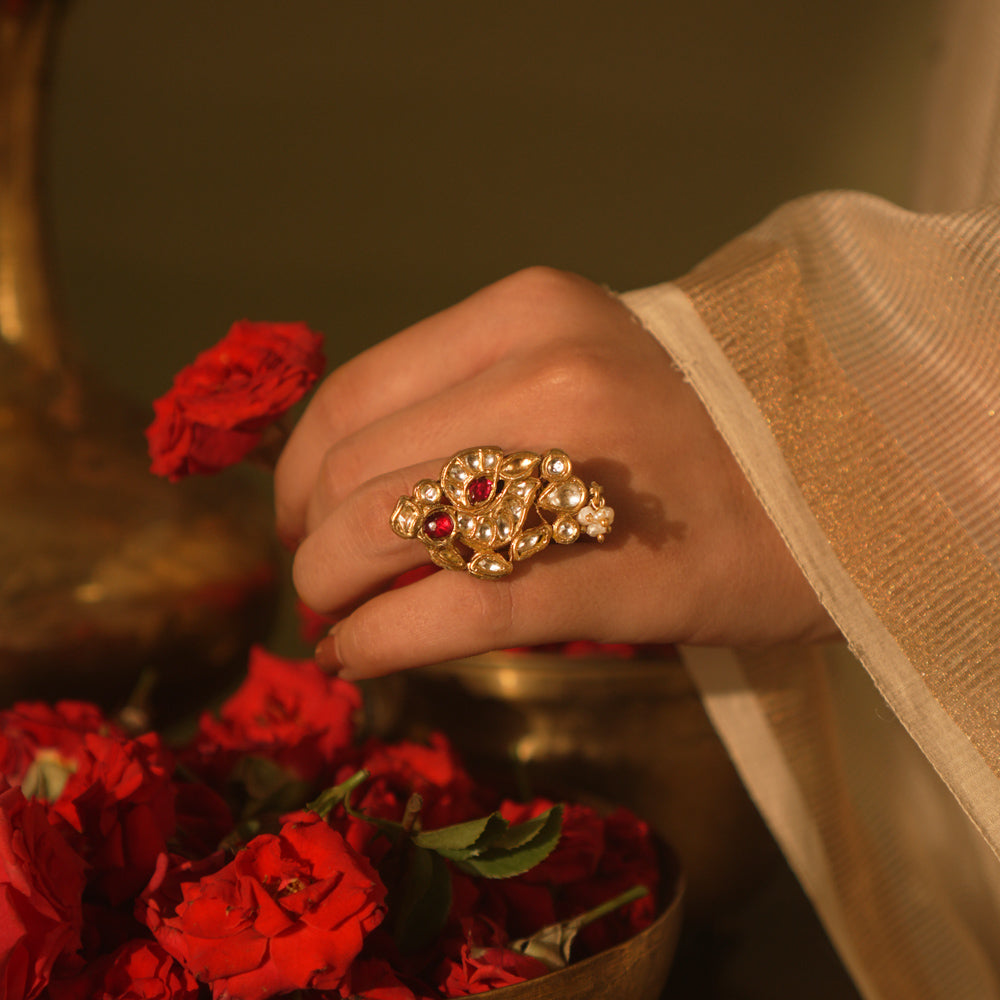  Peacock-inspired Kundan ring with pink-white stones and delicate pearls—vivid, artistic, and full of fantasy charm.