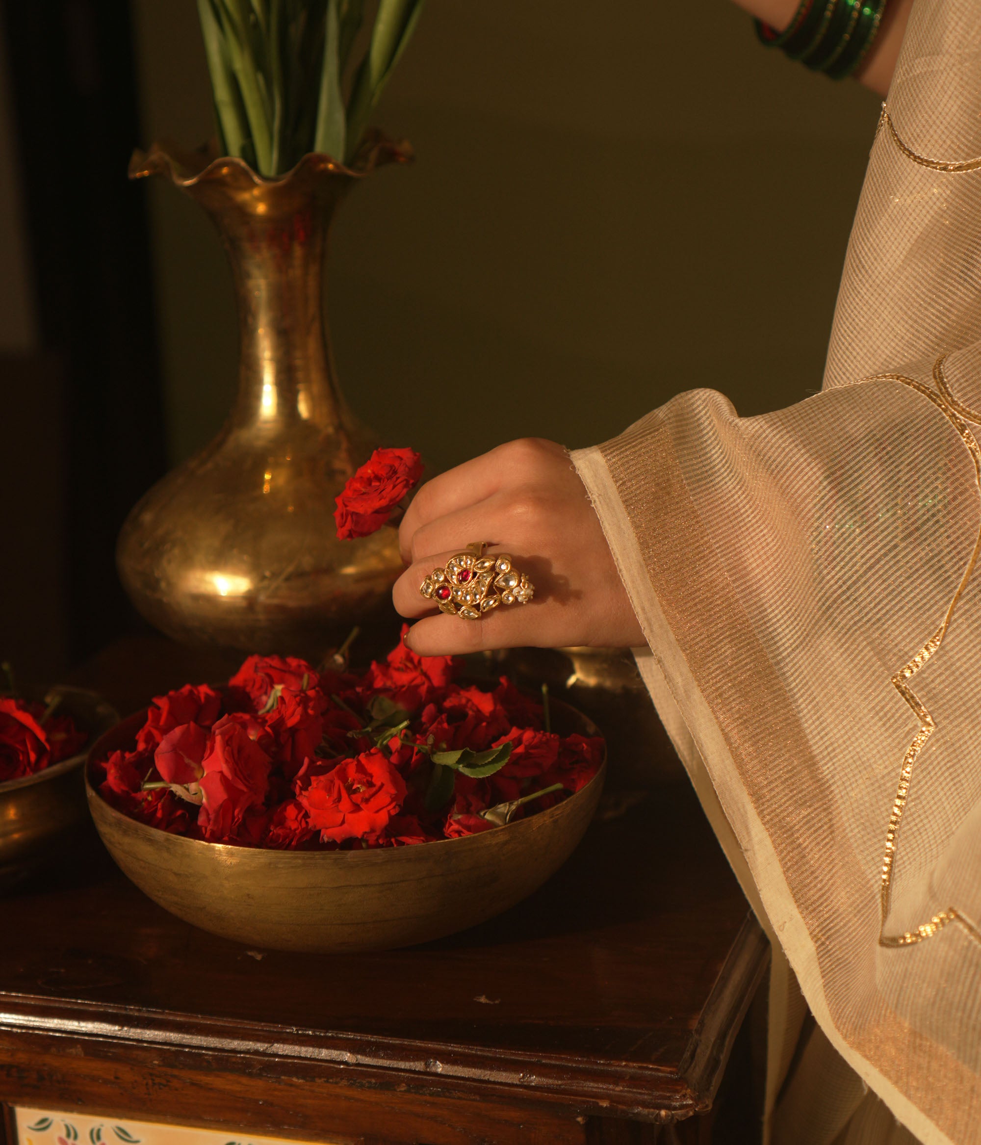  Peacock-inspired Kundan ring with pink-white stones and delicate pearls—vivid, artistic, and full of fantasy charm.