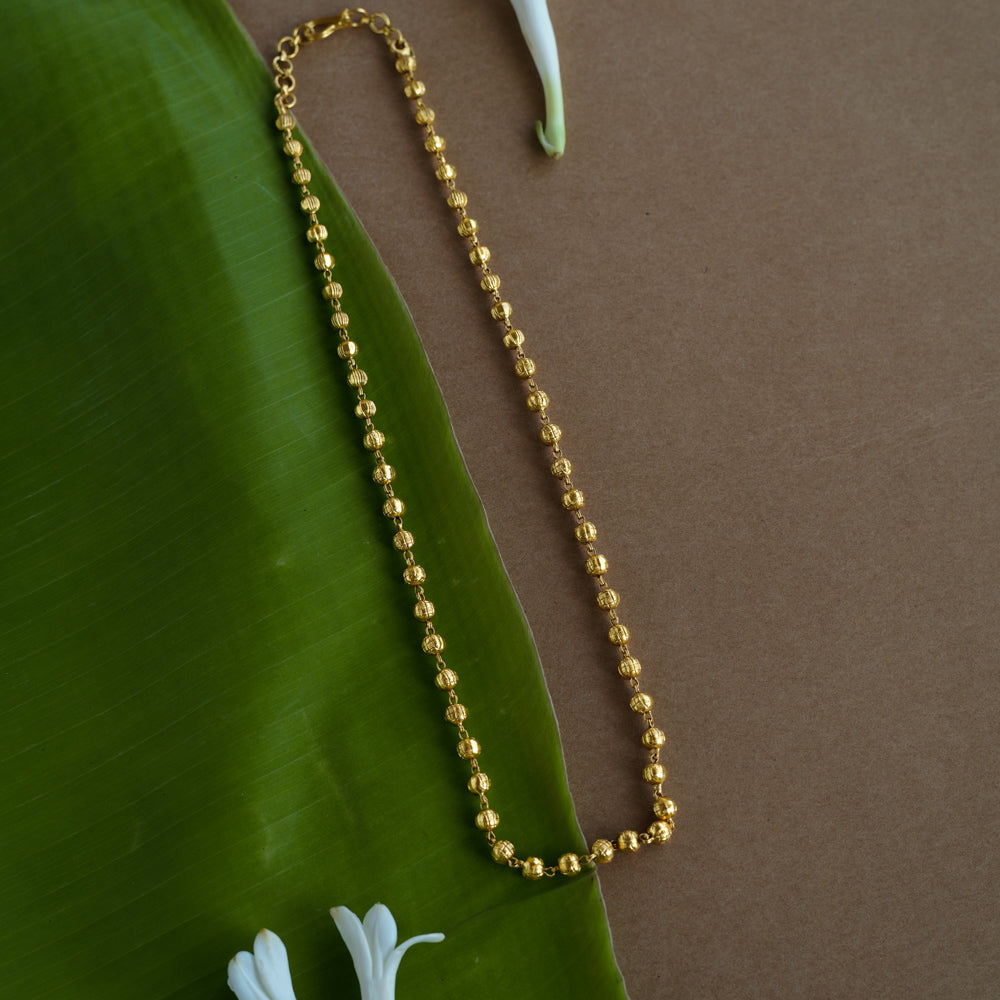 Plain gold beaded chain with ribbed texture, elegant jewelry from the Plain Collection.