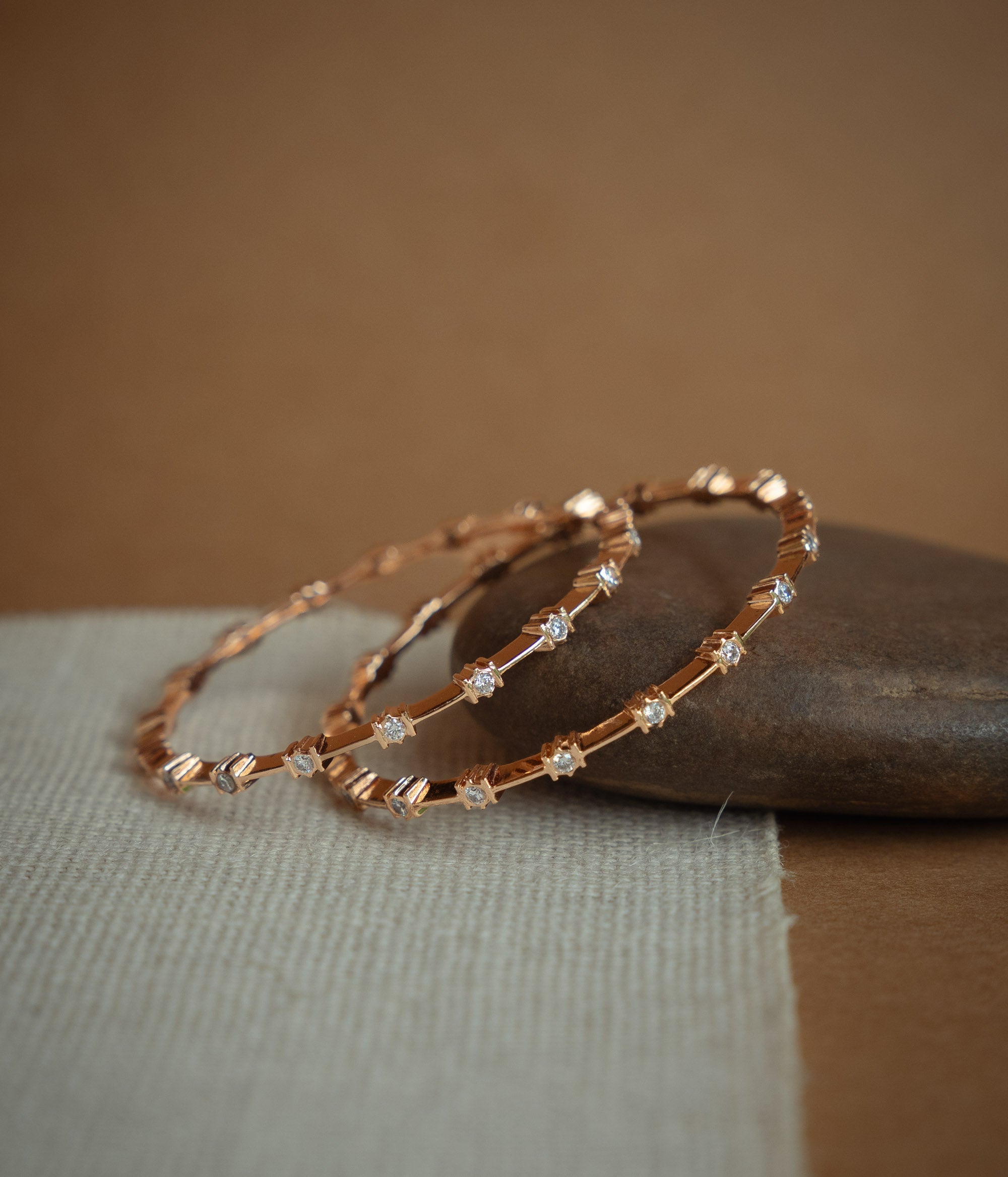 Twisted design silver bangle with Swarovski stone