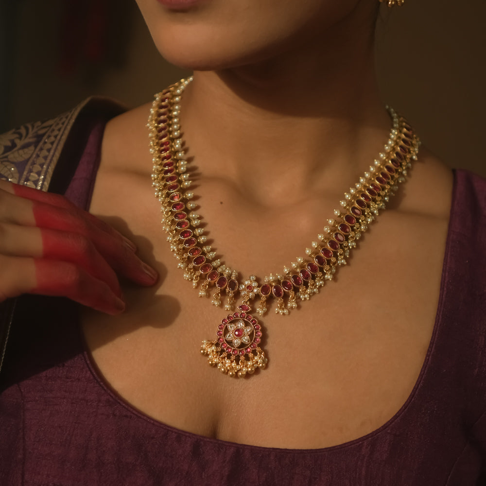 Reversible necklace with pink and emerald Kundan, with pearls.