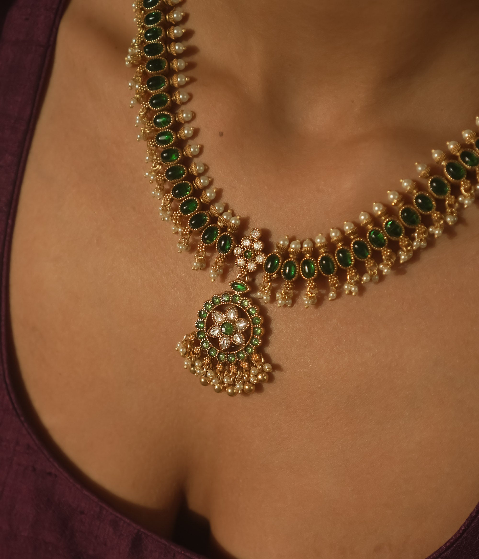 Reversible necklace with green and emerald Kundan, with pearls.