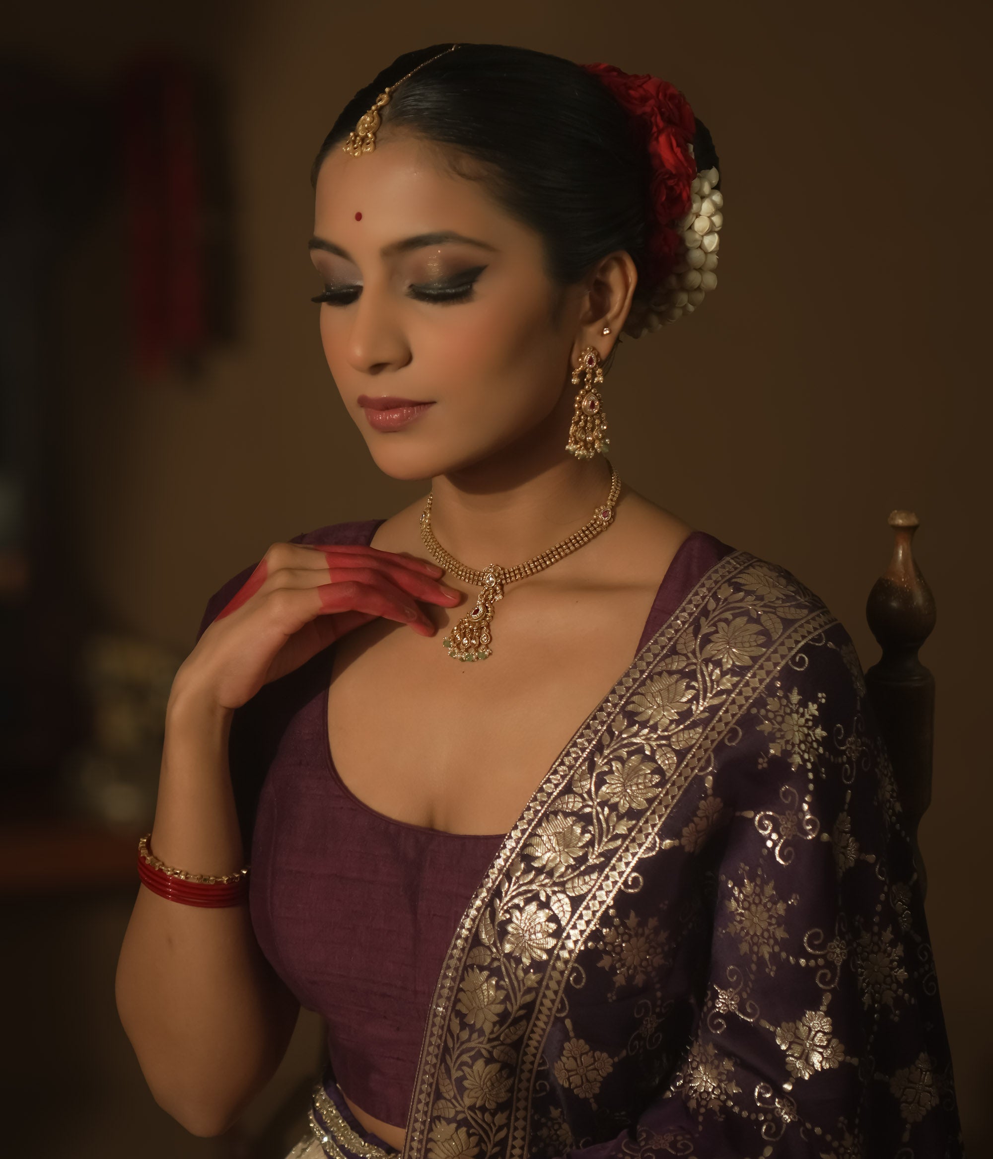 Gold-plated silver mesh necklace with a pendant with rubies, Kundan, emeralds, and pearls.