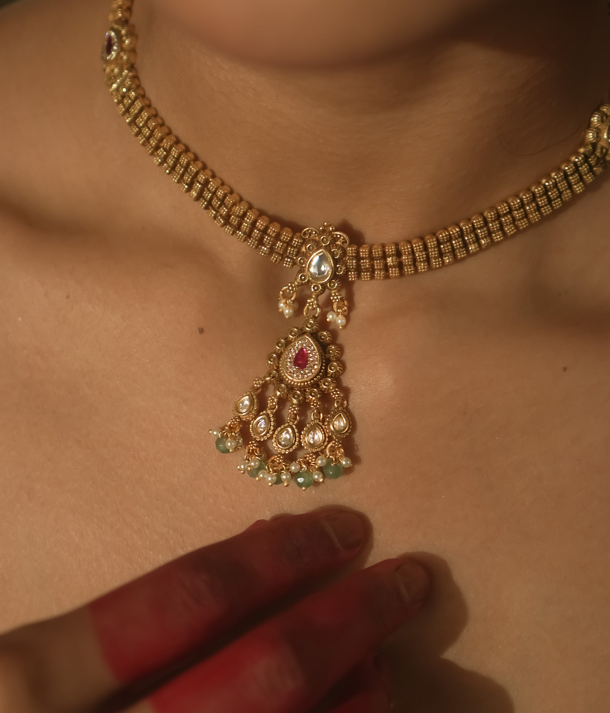 Gold-plated silver mesh necklace with a pendant with rubies, Kundan, emeralds, and pearls.