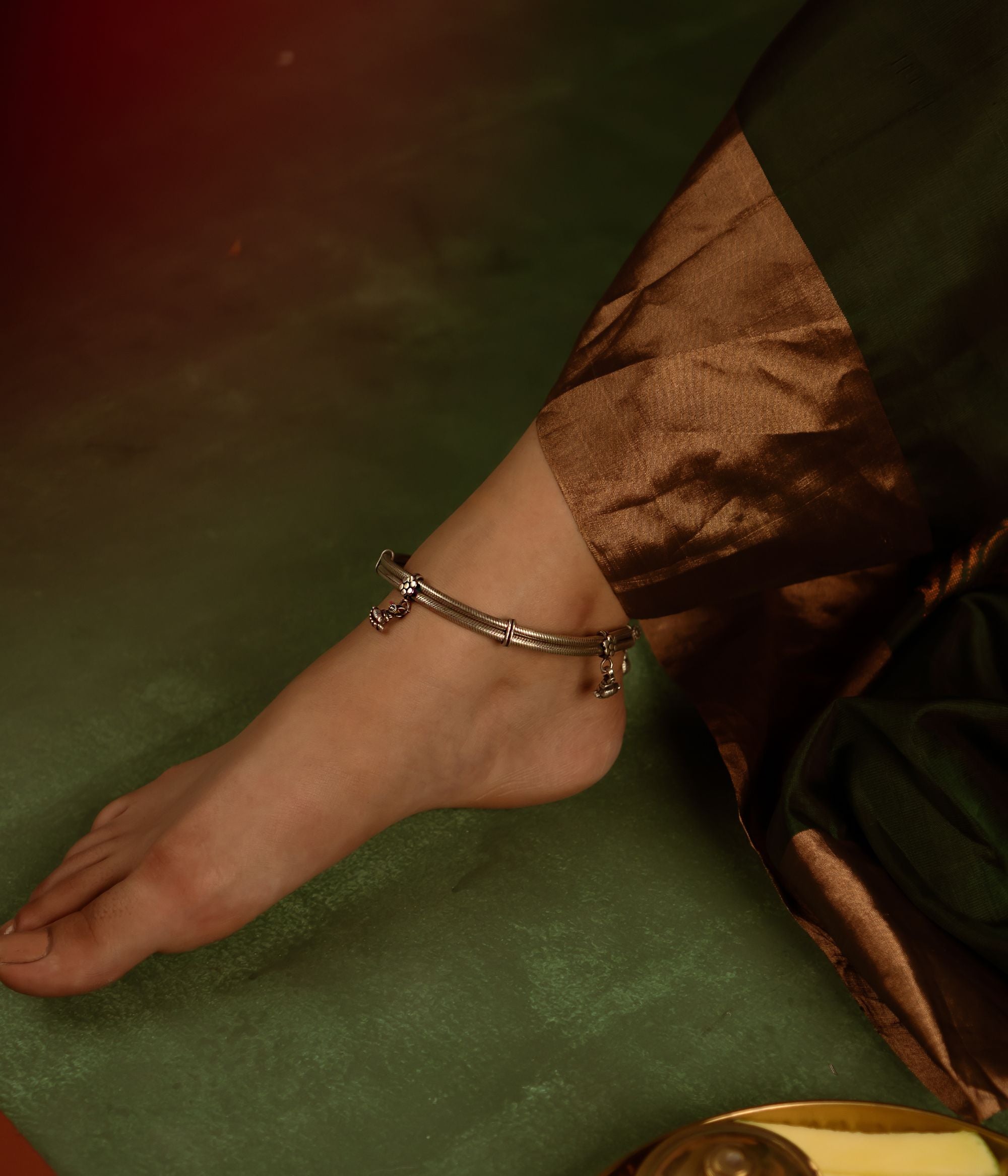 The Rubra anklet, a graceful piece rooted in cultural heritage, weaves a tale of artistry and refinement. Each floral link reflects exquisite craftsmanship, capturing the essence of India's vibrant traditions.