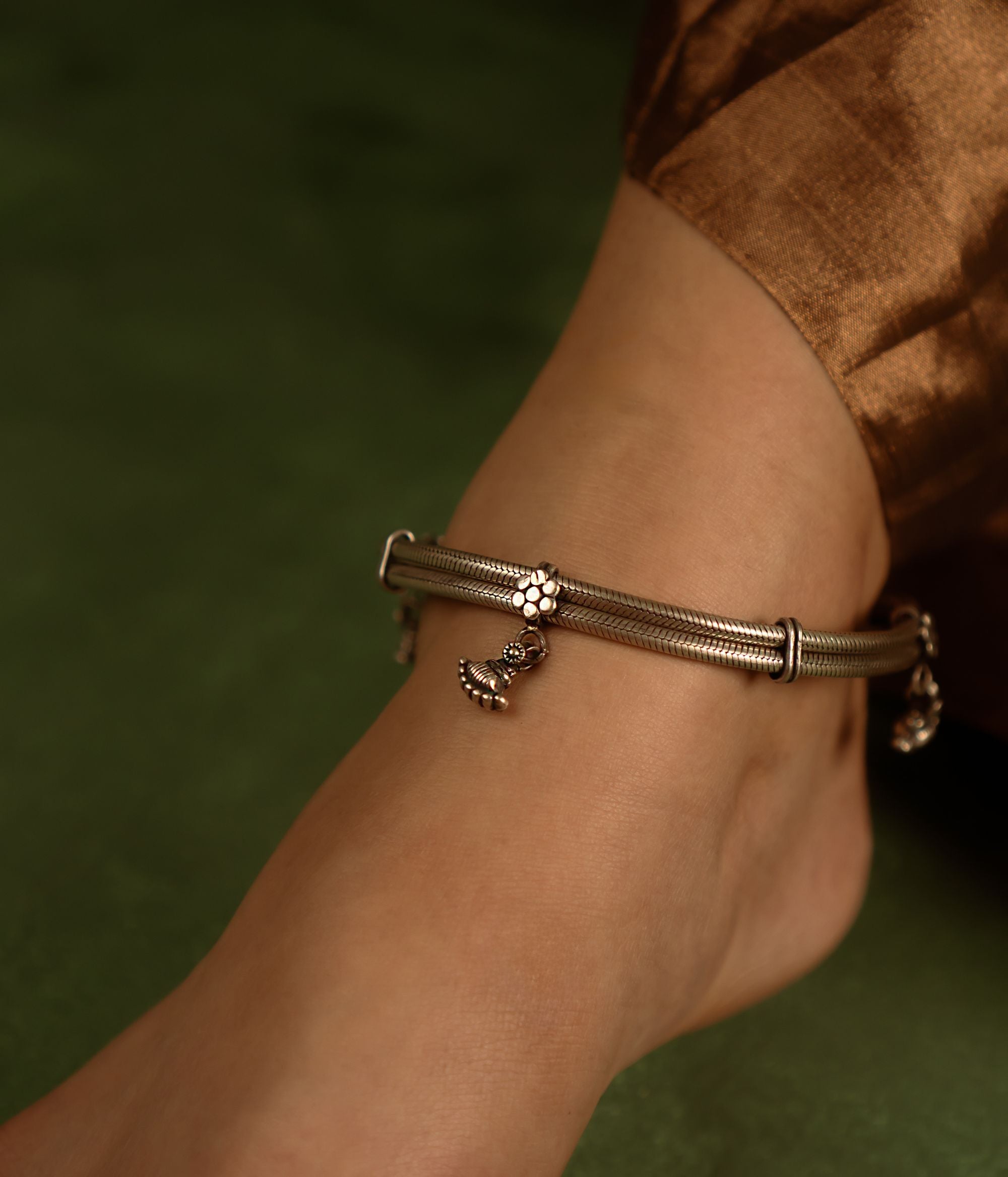 The Rubra anklet, a graceful piece rooted in cultural heritage, weaves a tale of artistry and refinement. Each floral link reflects exquisite craftsmanship, capturing the essence of India's vibrant traditions.
