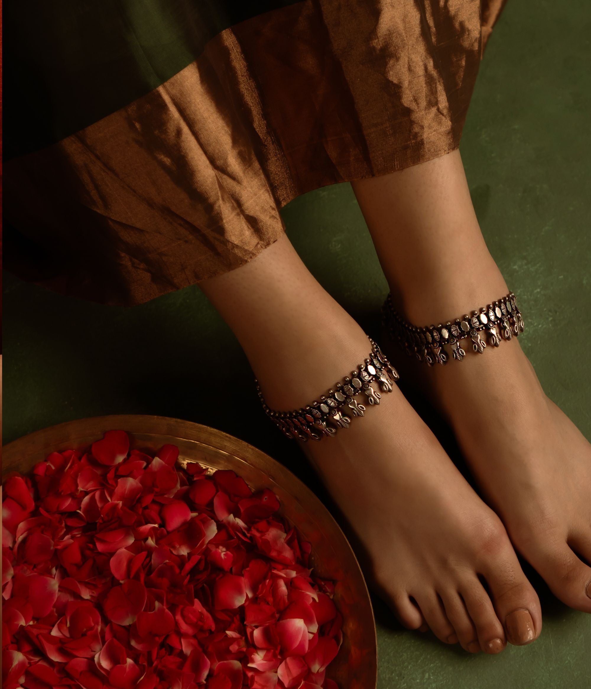 With every step, this anklet tells the story of tribal craftsmanship and heritage, capturing the enduring beauty of India’s artisanal legacy.