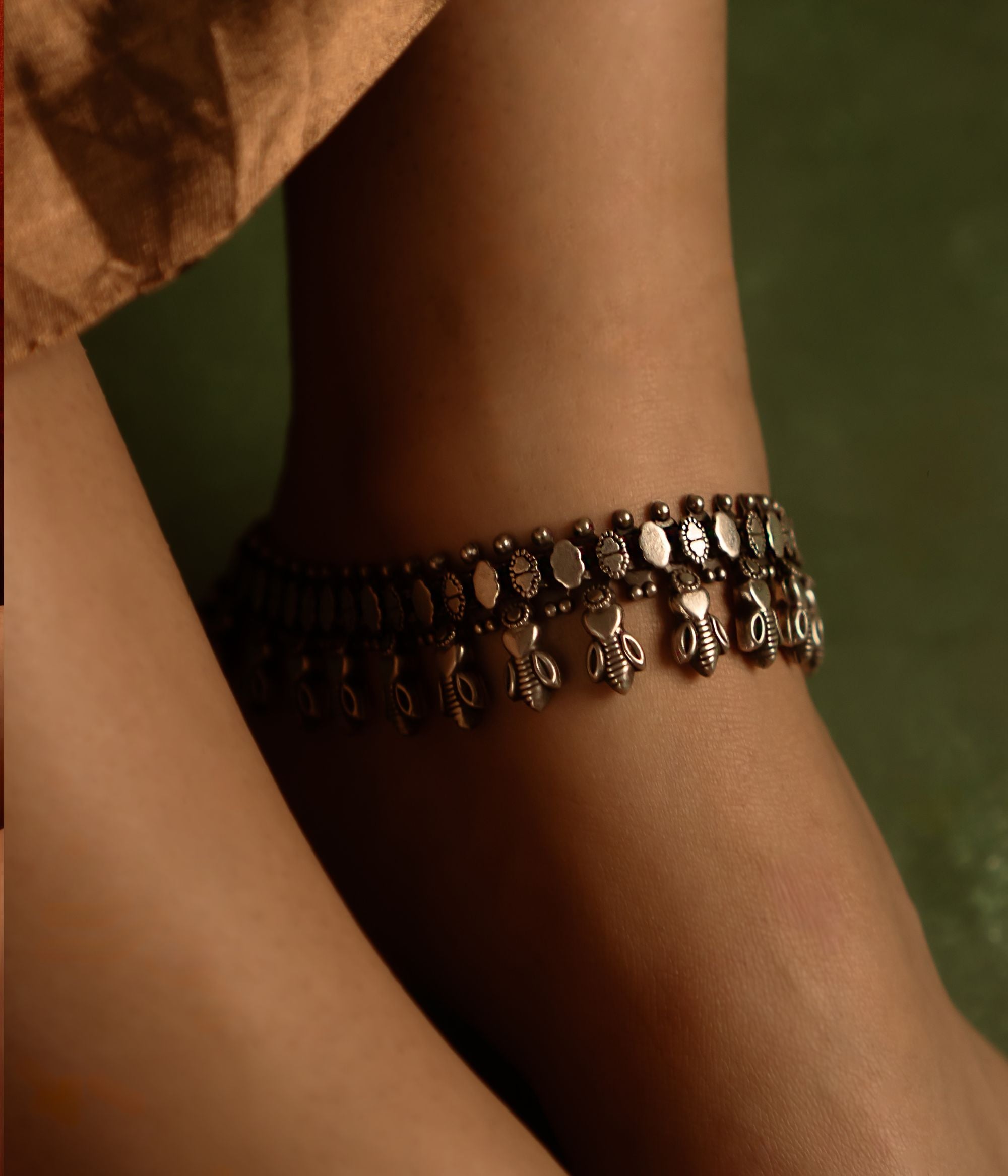 With every step, this anklet tells the story of tribal craftsmanship and heritage, capturing the enduring beauty of India’s artisanal legacy.