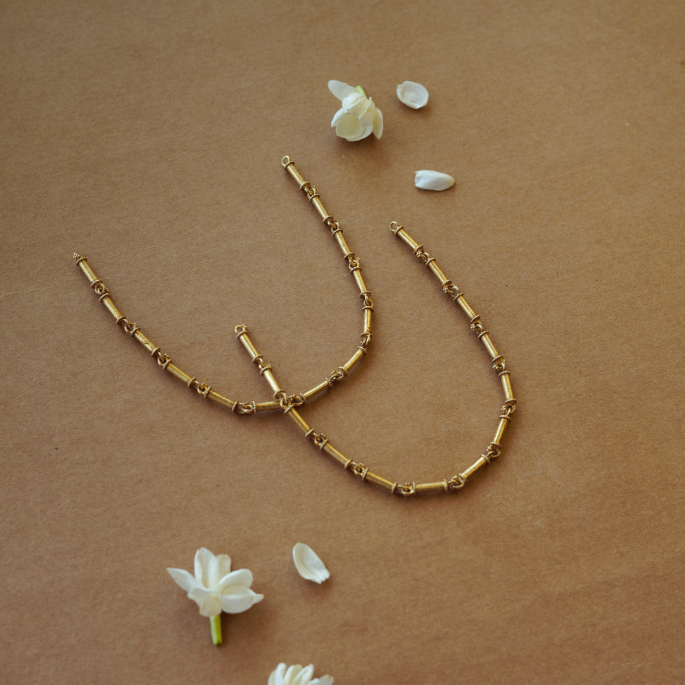  Elegant gold-toned necklace with intricate design, radiating timeless beauty and vintage-inspired charm.

