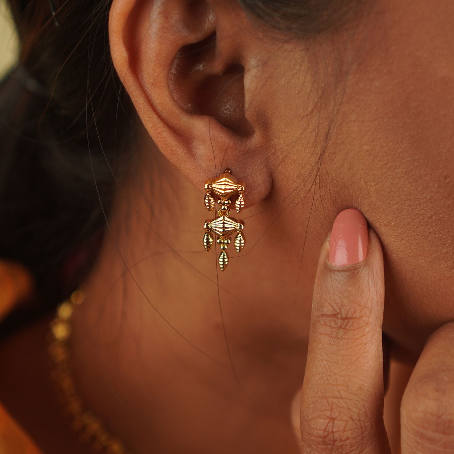 The Ukti earrings beautifully fuse vintage charm with contemporary elegance, making them the perfect accessory for everything from bustling market strolls to relaxed coffee shop outings.