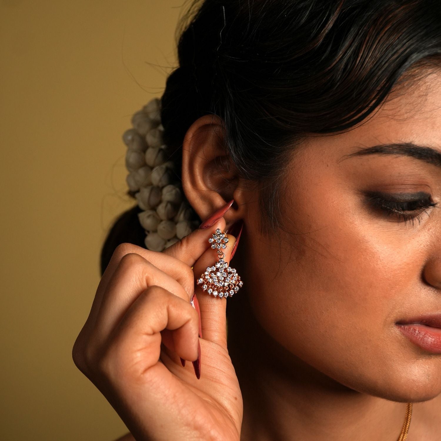 These traditional drop earrings, crafted from 925 sterling silver and elegantly gold-plated, showcase the fiery brilliance of Swarovski crystals. The sparkling Swarovski stones, known for their dazzling clarity and radiance, add a touch of modern glamour to the vintage-inspired design.