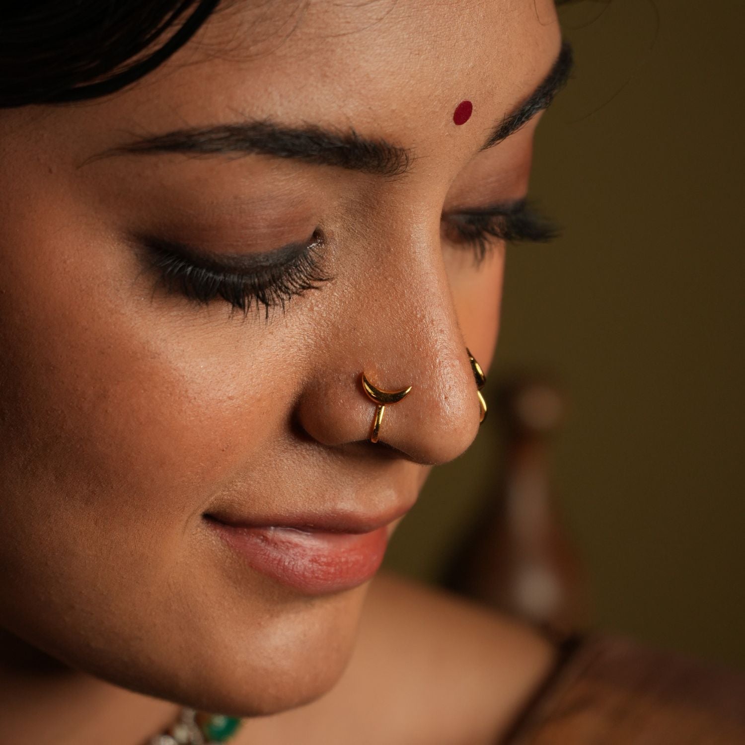 This minimal nose stud features a delicate crescent moon motif, radiating a subtle yet captivating allure. Crafted from 925 silver and gold-plated, it offers a refined touch of elegance and charm.