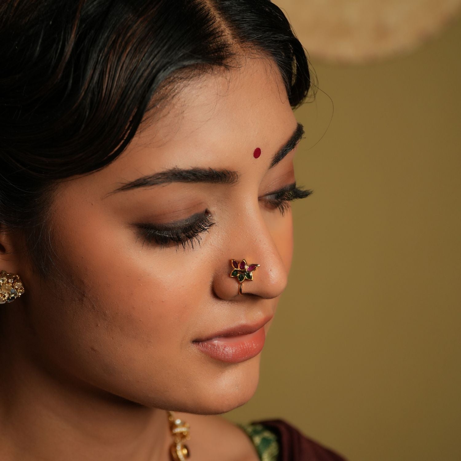 Accented with a delicate pink Kundan center, it adds a soft pop of color and radiance. Crafted from 925 silver, this nose stud offers a refined yet understated design that beautifully captures the essence of nature’s purity and beauty.