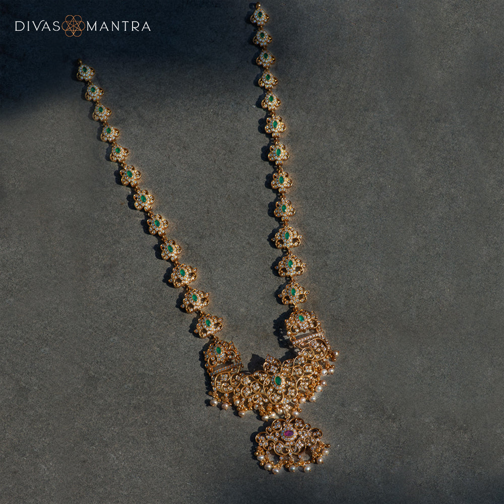Ashwatha silver necklace with green spinel and pearl detailing