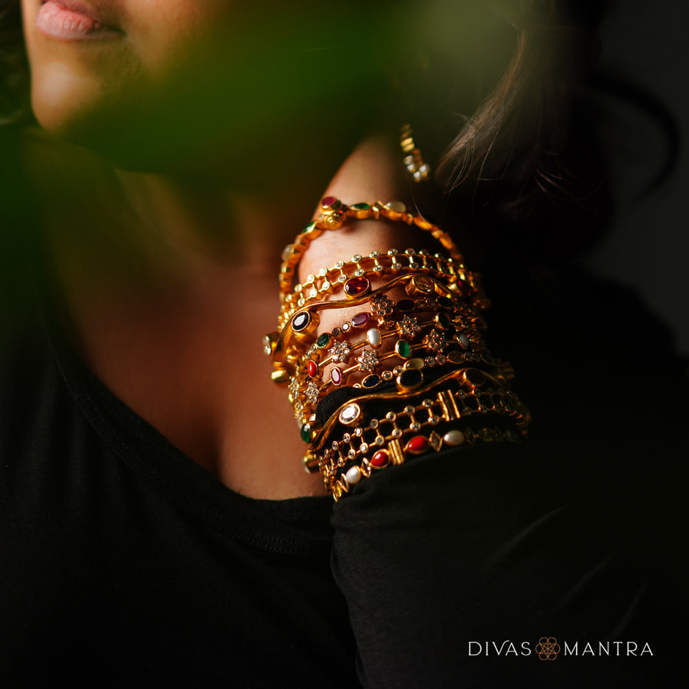 Curvy Navratna Bangle